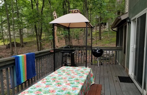 Bushkill Cabin | Cozy Cabin Escape with indoor & outdoor pools, hot tubs, tennis, skiing & more
