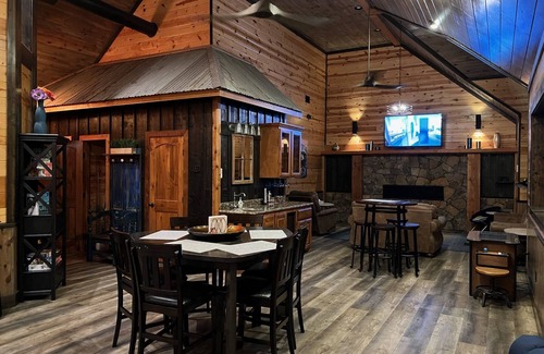 Broken Bow Cabin | Cozy Cabin for Summer Entertaining, Private Trail, Pet Friendly, Close to shops!