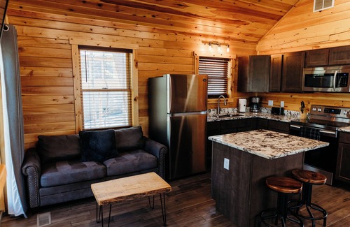 Logan Cabin | Cozy cabin for up to 6 guests - Hocking Hills - Firepit -Hot Tub - Wifi