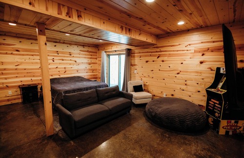 Logan Cabin | Cozy cabin for up to 6 guests - Hocking Hills - Firepit -Hot Tub - Wifi