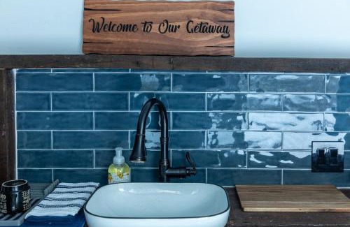 Montgomery Ski Chalet | Cozy Cabin Gateway with Pool and Firepit