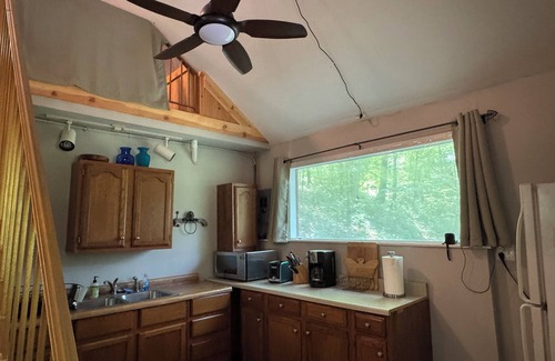 Easley Cabin | Cozy cabin getaway with hot-tub under stars!