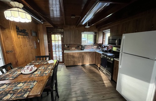 Houghton Lake Cabin | Cozy cabin great for vacationers, hunters/fishers, snowmobilers/ORVers!