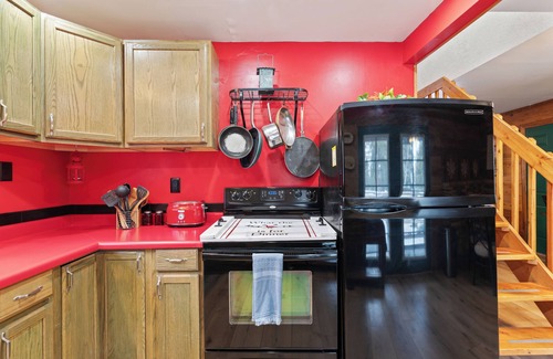 Duck Creek Village Cabin | Cozy Cabin & Hot Tub Pet Friendly with AC and Fast WiFi in Duck Creek Village
