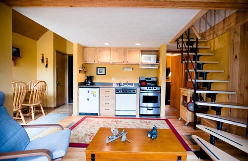 Davis Cabin | Cozy cabin in Canaan Valley-minutes from slopes.