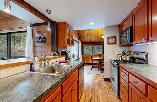 Overlook Park Cabin | Cozy cabin in Sunriver with SHARC amenities, washer/dryer, & dog-friendly