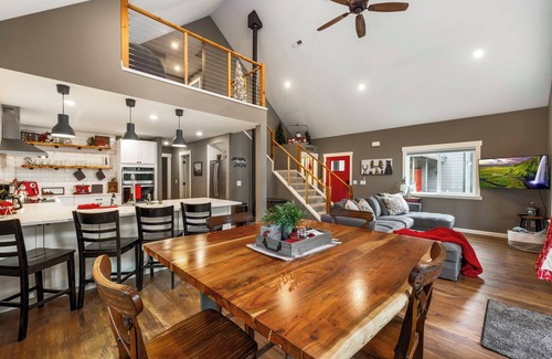 Ronald House | Cozy Cabin in the Pines | Hot Tub-Huge Game Room+ 3rd Nt Free Limited Avail