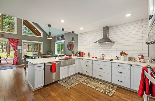 Ronald House | Cozy Cabin in the Pines | Hot Tub-Huge Game Room+ 3rd Nt Free Limited Avail