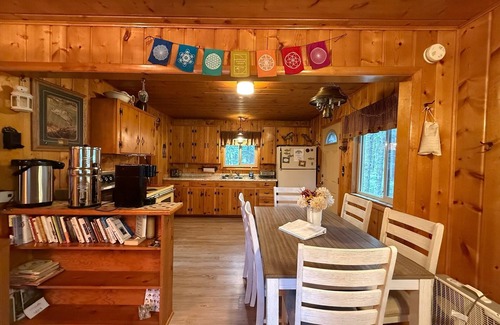 Island Park Cabin | Cozy Cabin in the Woods. 25 minutes to Yellowstone National Park