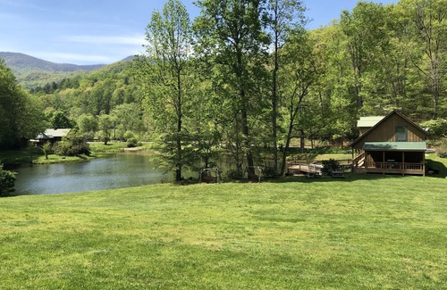 Rabun Gap Cabin | Cozy cabin located atop a hillside overlooking a beautiful lake