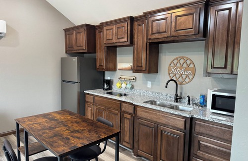 Lawton Cabin | Cozy cabin near Medicine Park with WiFi, AC