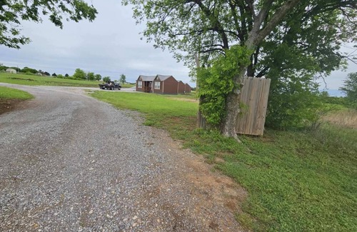 Lawton Cabin | Cozy cabin near Medicine Park with WiFi, AC