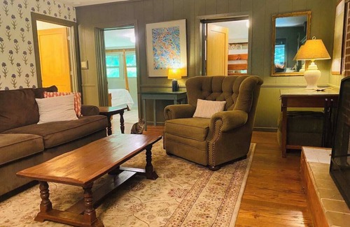 Roseland Cabin | Cozy Cabin on Cub Creek: Near Wintergreen & AT