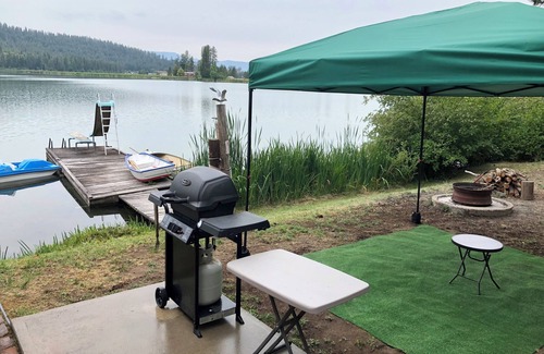 Valley Apartment | Cozy Cabin on Jump Off Joe Lake w/Private Dock & Mt. Views- Rustic Ruby Retreat