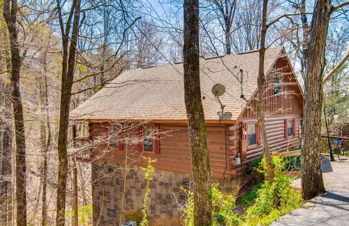 Gatlinburg - Pigeon Forge Cabin | COZY CABIN RETREAT at the entrance of National Park, HotTub, secluded, fireplace