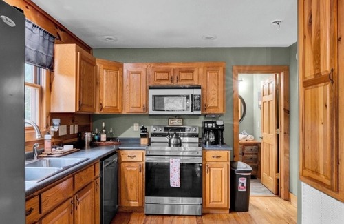 Vein Mountain Cabin | Cozy Cabin Retreat! Hot Tub, Games, Fire Pit & more! Family & Pet Friendly!