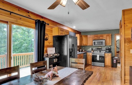 Vein Mountain Cabin | Cozy Cabin Retreat! Hot Tub, Games, Fire Pit & more! Family & Pet Friendly!