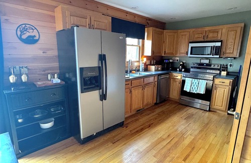 Vein Mountain Cabin | Cozy Cabin Retreat! Hot Tub, Games, Fire Pit & more! Family & Pet Friendly!