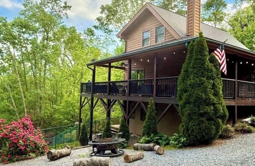 Vein Mountain Cabin | Cozy Cabin Retreat! Hot Tub, Games, Fire Pit & more! Family & Pet Friendly!
