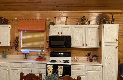 Idabel Cabin | Cozy cabin w/fire pit, close town with a country feel & 20 min from Hochatown!