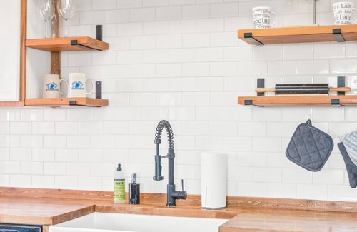 Landers Cabin | Cozy Cabin w/Hot Tub, Stargazing, Movie Theatre, Private & Secluded 2.5 Acres