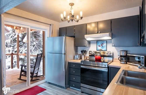Alyeska Cabin | Cozy Cabin with a Hot Tub! Walk to the Ski Lifts.