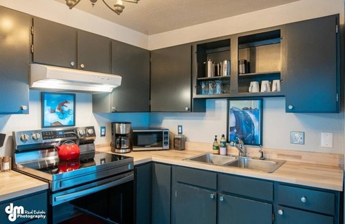 Alyeska Cabin | Cozy Cabin with a Hot Tub! Walk to the Ski Lifts.