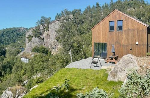 Lund House | Cozy Cabin With View Over Åvedalsvannet