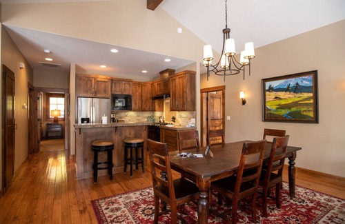 Sunriver Cabin | Cozy Caldera Stay with A/C, Hot Tub & Ping Pong