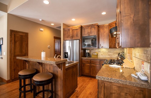 Sunriver Cabin | Cozy Caldera Stay with A/C, Hot Tub & Ping Pong