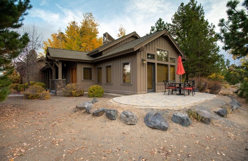 Sunriver Cabin | Cozy Caldera Stay with A/C, Hot Tub & Ping Pong