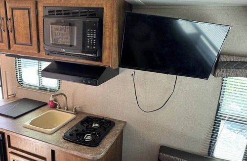 Jensen Beach RV Rental | Cozy campground in peaceful Jensen Beach with AC, WiFi, fitness room