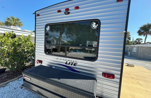 Jensen Beach RV Rental | Cozy campground in peaceful Jensen Beach with AC, WiFi, fitness room