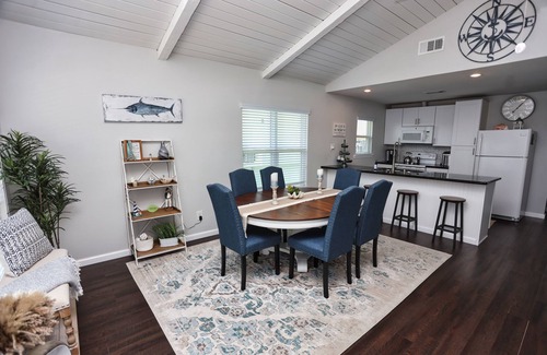 Galveston House | Cozy Canal home 2 minutes from the Beach and fishing in the backyard.