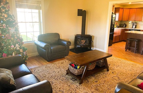 Bangor House | Cozy Cape in the heart of Bangor. Close to hospitals, colleges and downtown.