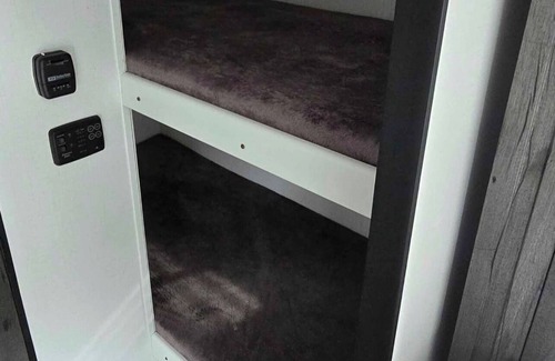 Palmer House | Cozy Caravan in amazing Palmer with AC, WiFi