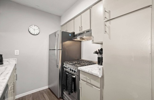 North University Apartment | Cozy & Central ~ UT/Moody ~ Pool ~ Parking ~ WiFi