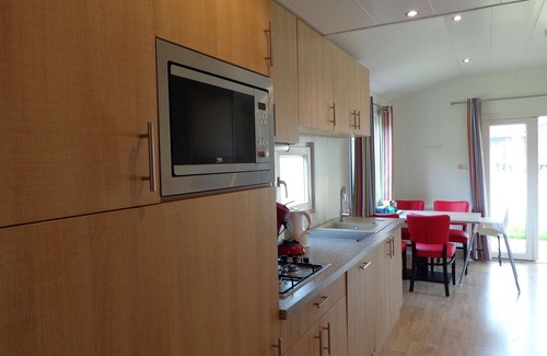 Reutum Ski Chalet | Cozy chalet with a dishwasher in a holiday park in Twente