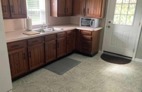 Newark Cottage | Cozy city cottage, one floor, covered porches, quiet neighborhood