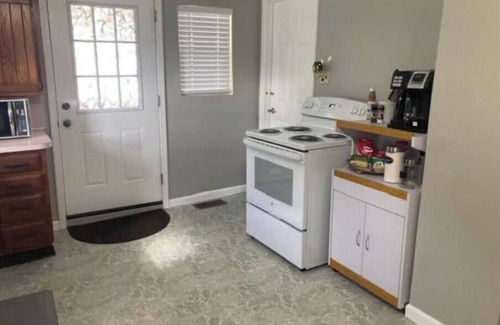 Newark Cottage | Cozy city cottage, one floor, covered porches, quiet neighborhood