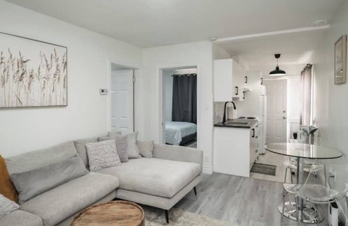 East Windsor Apartment | Cozy, Clean & Bright Suite - Perfect for long stays