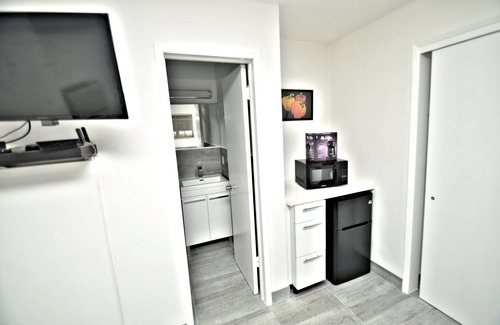 Fort Lauderdale Apartment | Cozy, Clean Efficiency in NE Ft. Lauderdale with large gated carport.