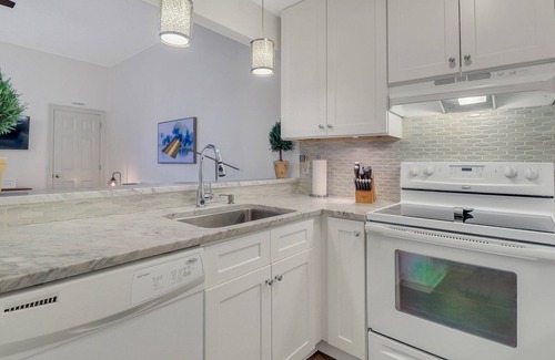 Kayton - Frazier Area Cottage | Cozy & Clean, Pet Friendly Belvedere Cottage, 2 blocks to Forsyth Park.