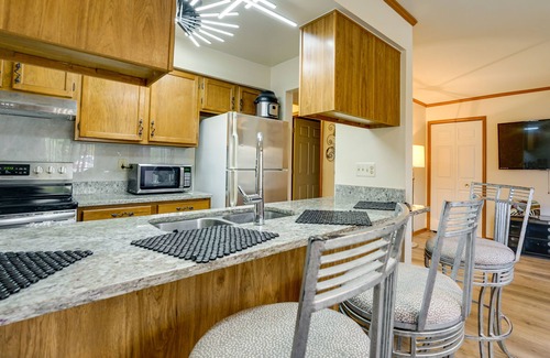 Clinton Township Condo | Cozy Clinton Township Condo: 3 Mi to Anchor Bay!