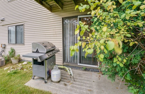 Clinton Township Condo | Cozy Clinton Township Condo: 3 Mi to Anchor Bay!