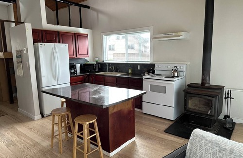 Port Renfrew Cottage | Cozy Coastal Cottage in Port Renfrew, Steps to the Beach