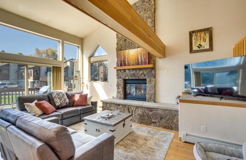 Edwards House | Cozy Colorado Retreat with Deck, Grill and Pool Access