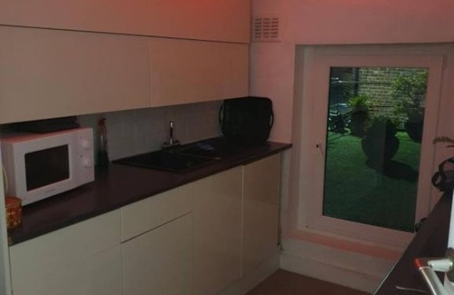 Warrington Apartment | Cozy Comfort & Modern Amenities at Planet 9
