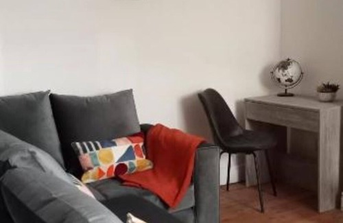 Warrington Apartment | Cozy Comfort & Modern Amenities at Planet 9