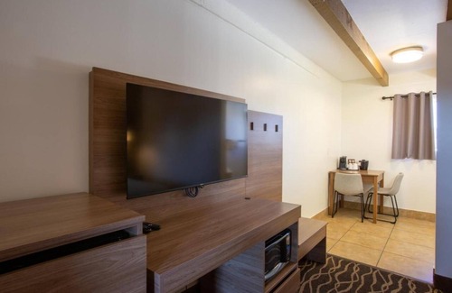 West Sedona Hotel | Cozy Comfort Queen Room Near Thunder Mountain